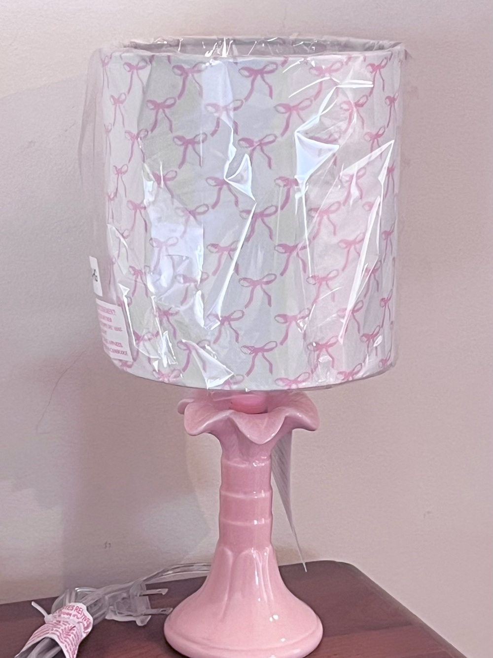 🆕- Thomasville-Pink Ceramic Scalloped Table Lamp with Pink Bow Print Shade.